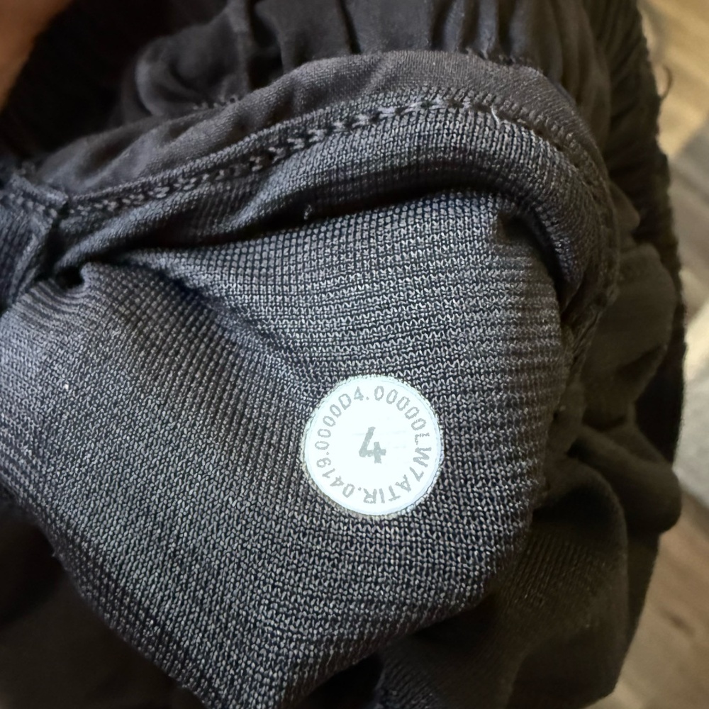 Lululemon Hotty Hot LR Short 2.5” (Size 4) Incognito Camo Multi Grey - Picture 3 of 3